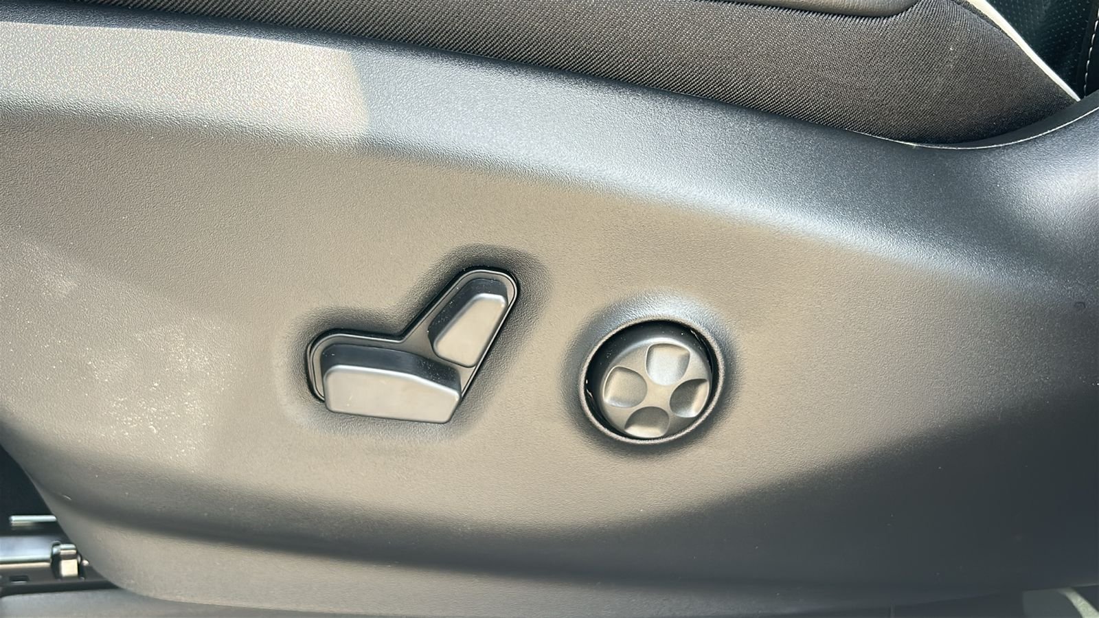 New 2027 Bright White Clear-Coat Exterior Paint Chrysler Limited image 20