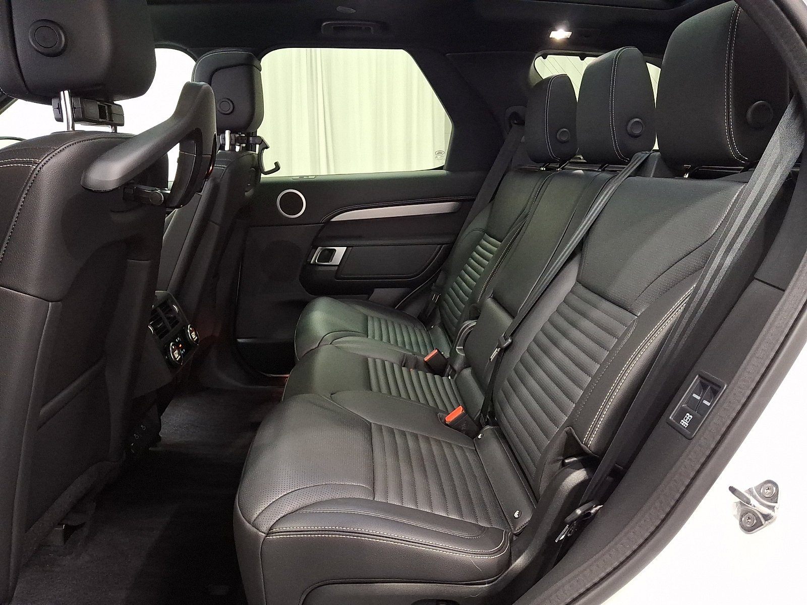 Certified Used 2025 Fuji White Land Rover  image 10
