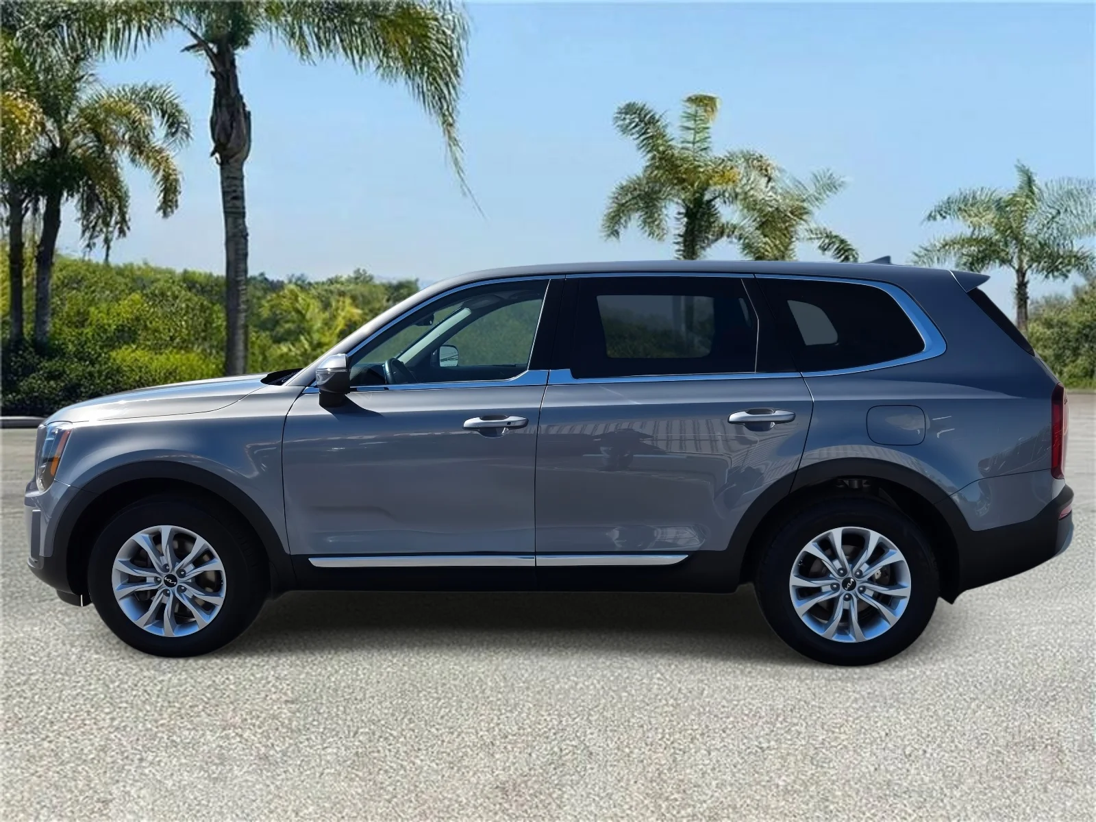Used 2022 Everlasting Silver Kia LX AWD image 3