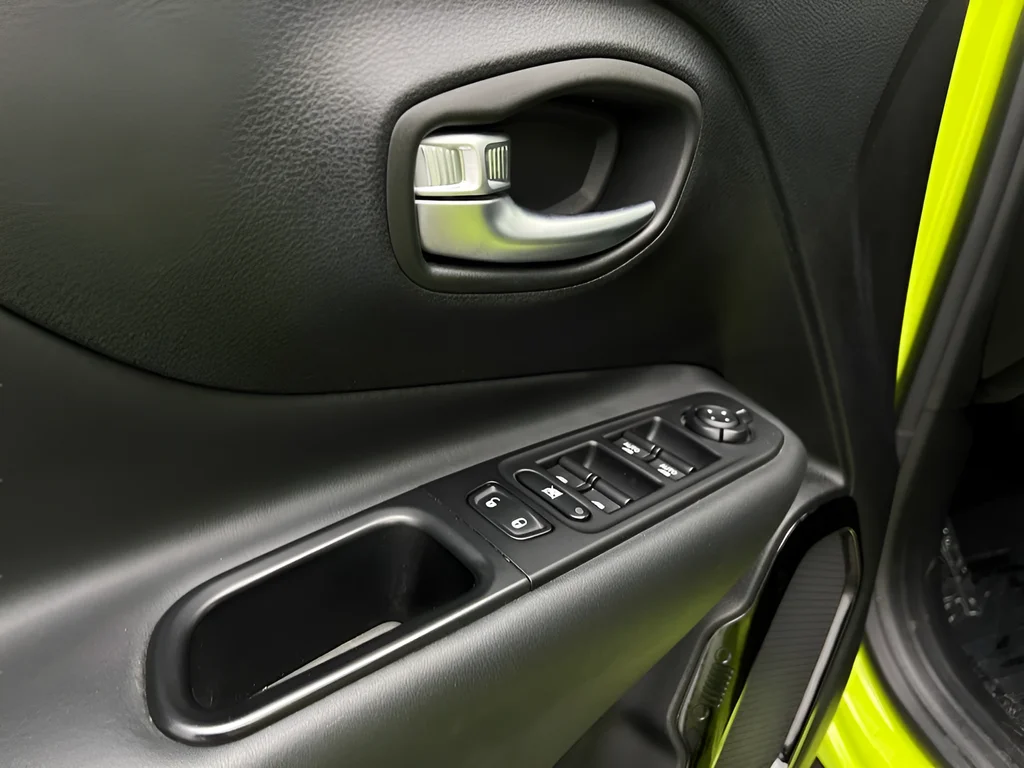 Used 2018 Hypergreen Clearcoat Jeep Latitude image 24