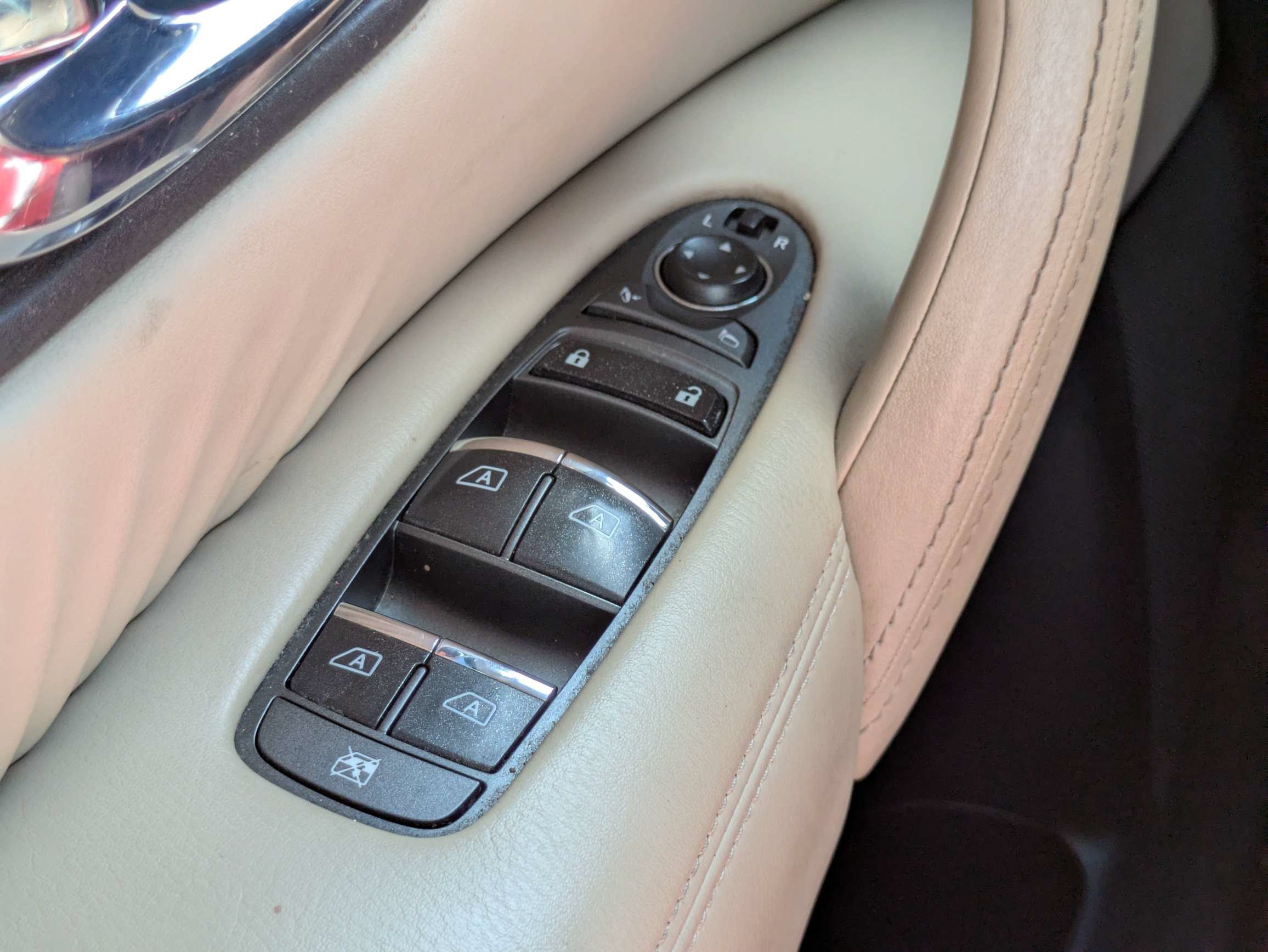 Used 2017 White Nissan SL image 23