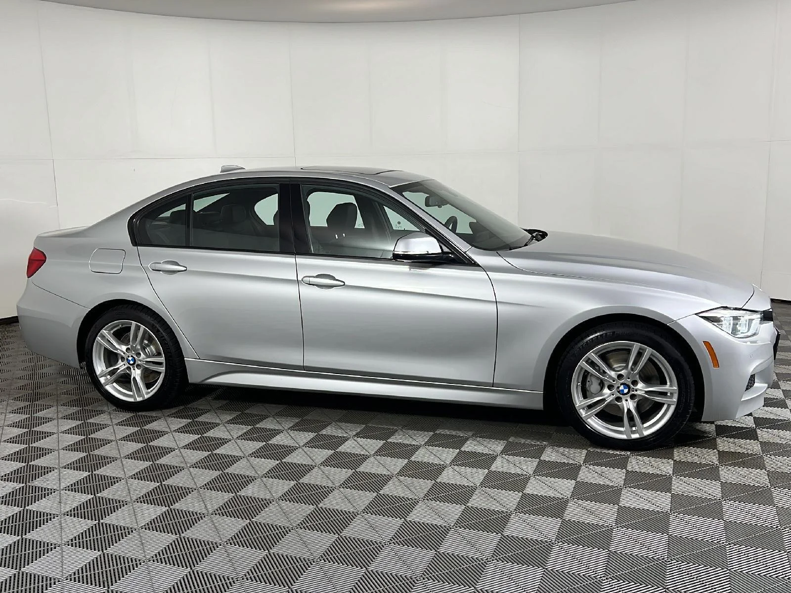 Used 2017  BMW 330i xDrive image 3