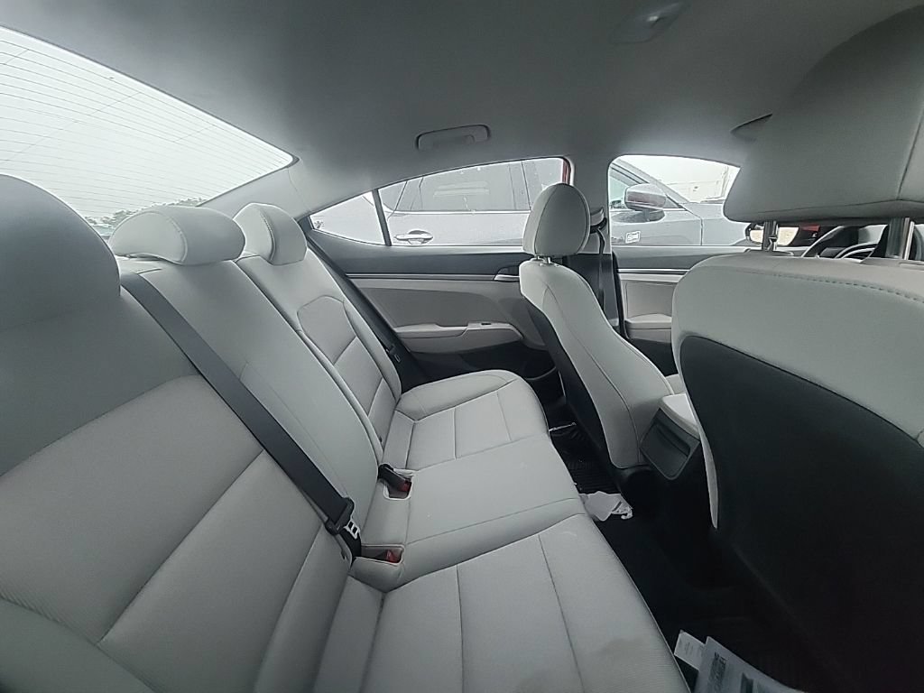 Used 2017 Red Hyundai SE image 4