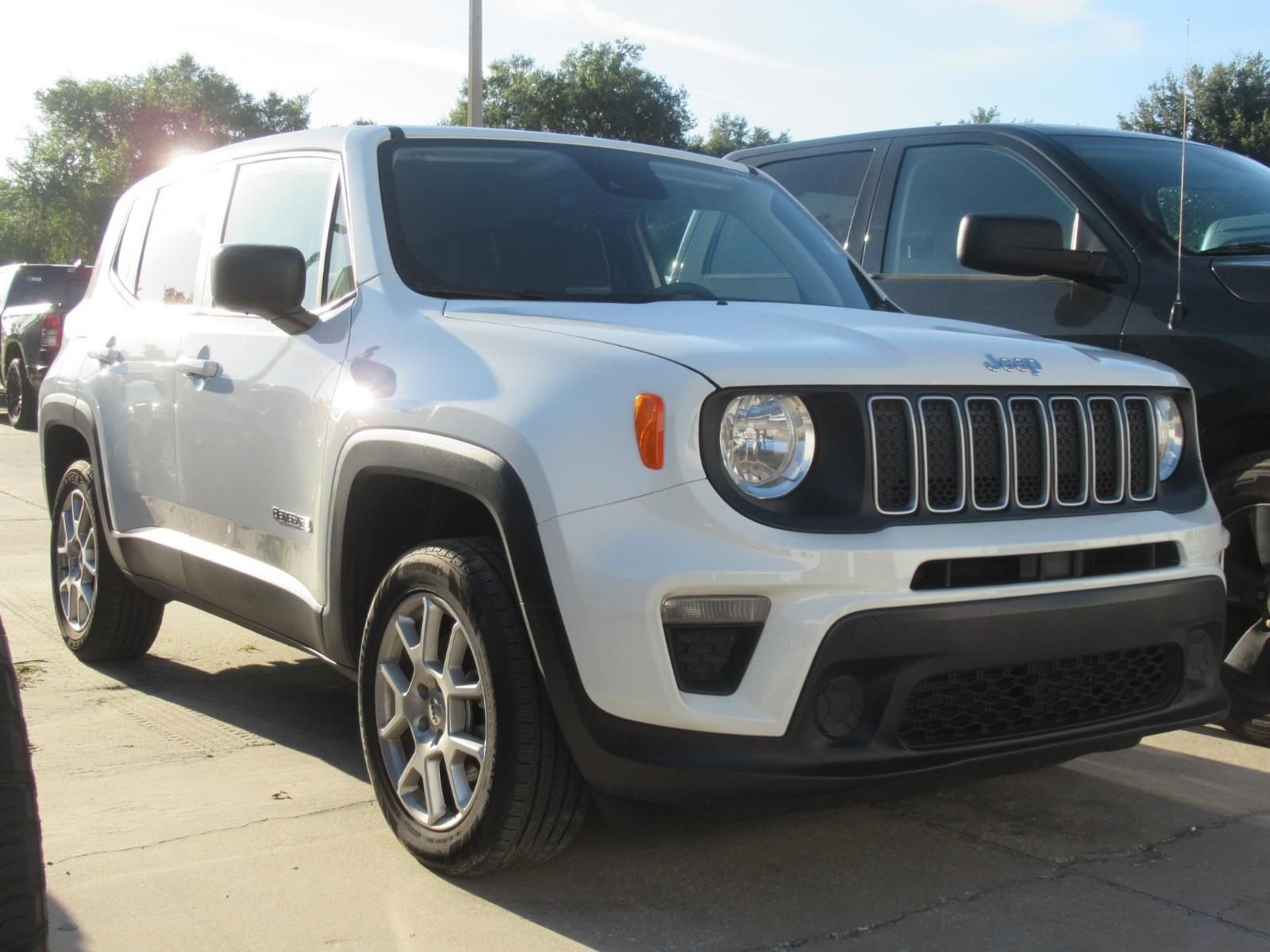 Used 2023 White Jeep Latitude image 1
