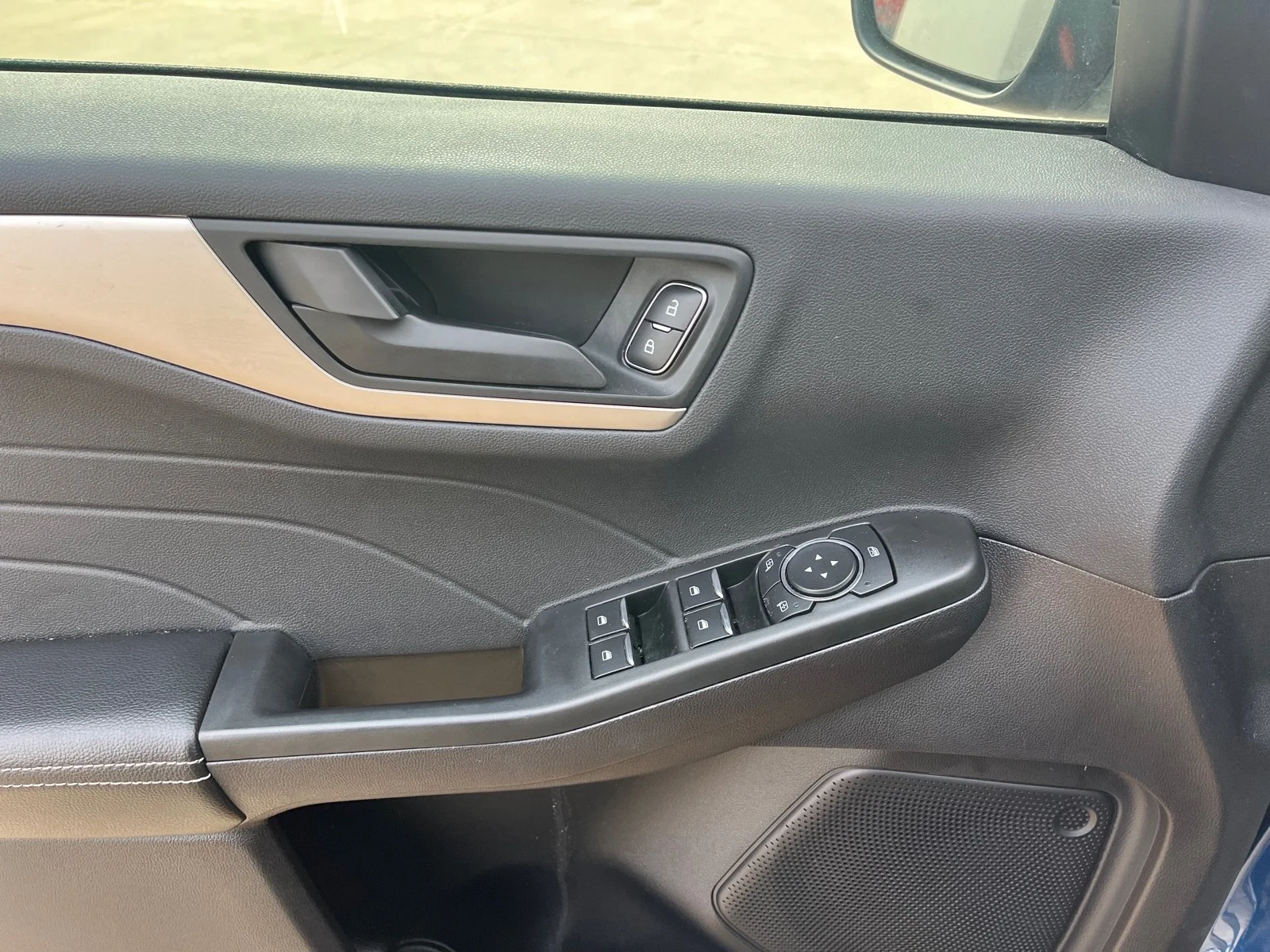 Used 2022 Atlas Blue Metallic Ford SE image 10