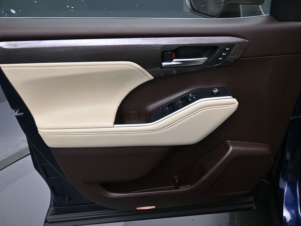 Used 2022  Toyota Limited image 11