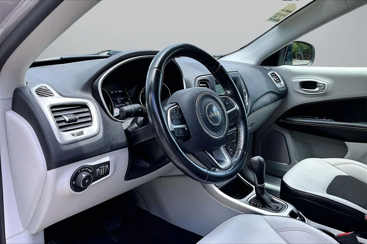 Used 2019 Silver Jeep Latitude image 19