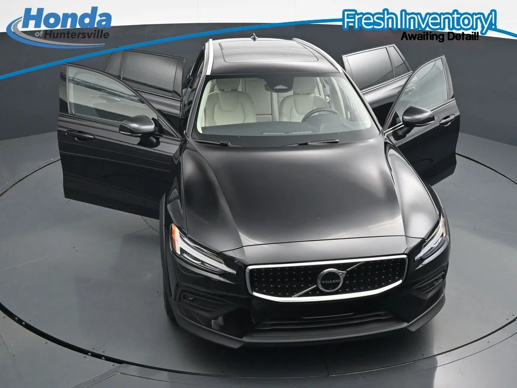 Used 2025 Onyx Black Metallic Volvo B5 Plus image 40