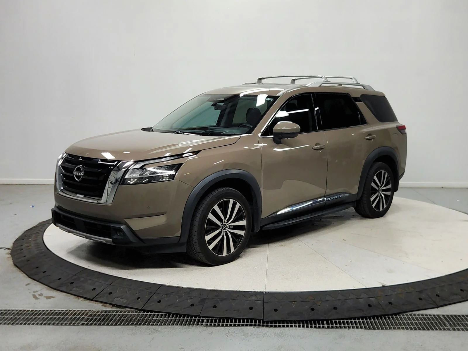 Used 2023  Nissan Platinum image 4