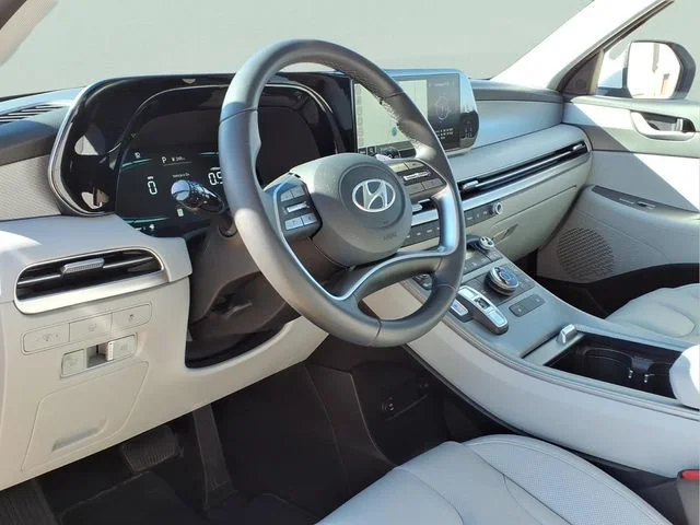 Used 2025  Hyundai SEL image 5