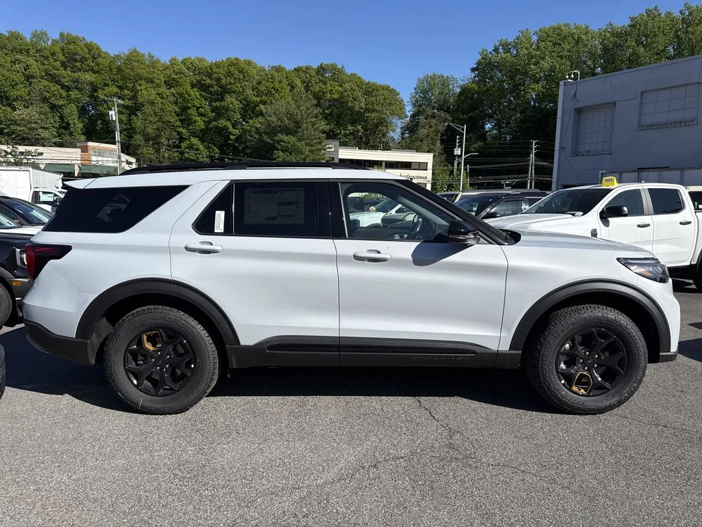 New 2026 White Ford Tremor image 3