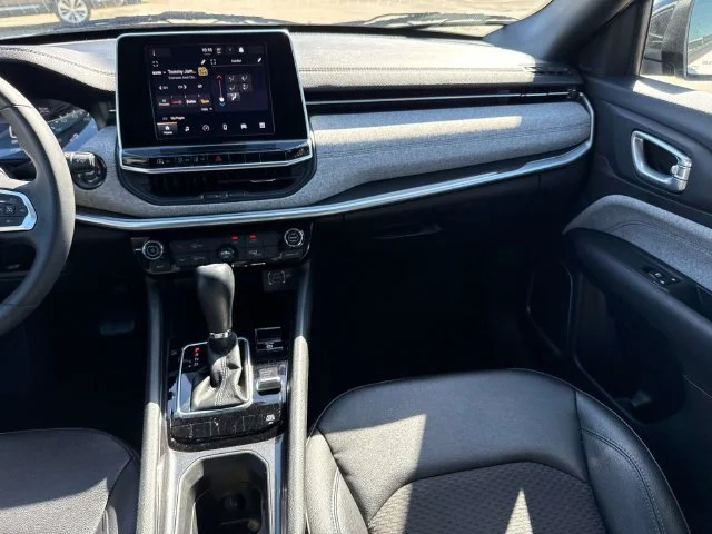 Used 2025 White Jeep Latitude image 28
