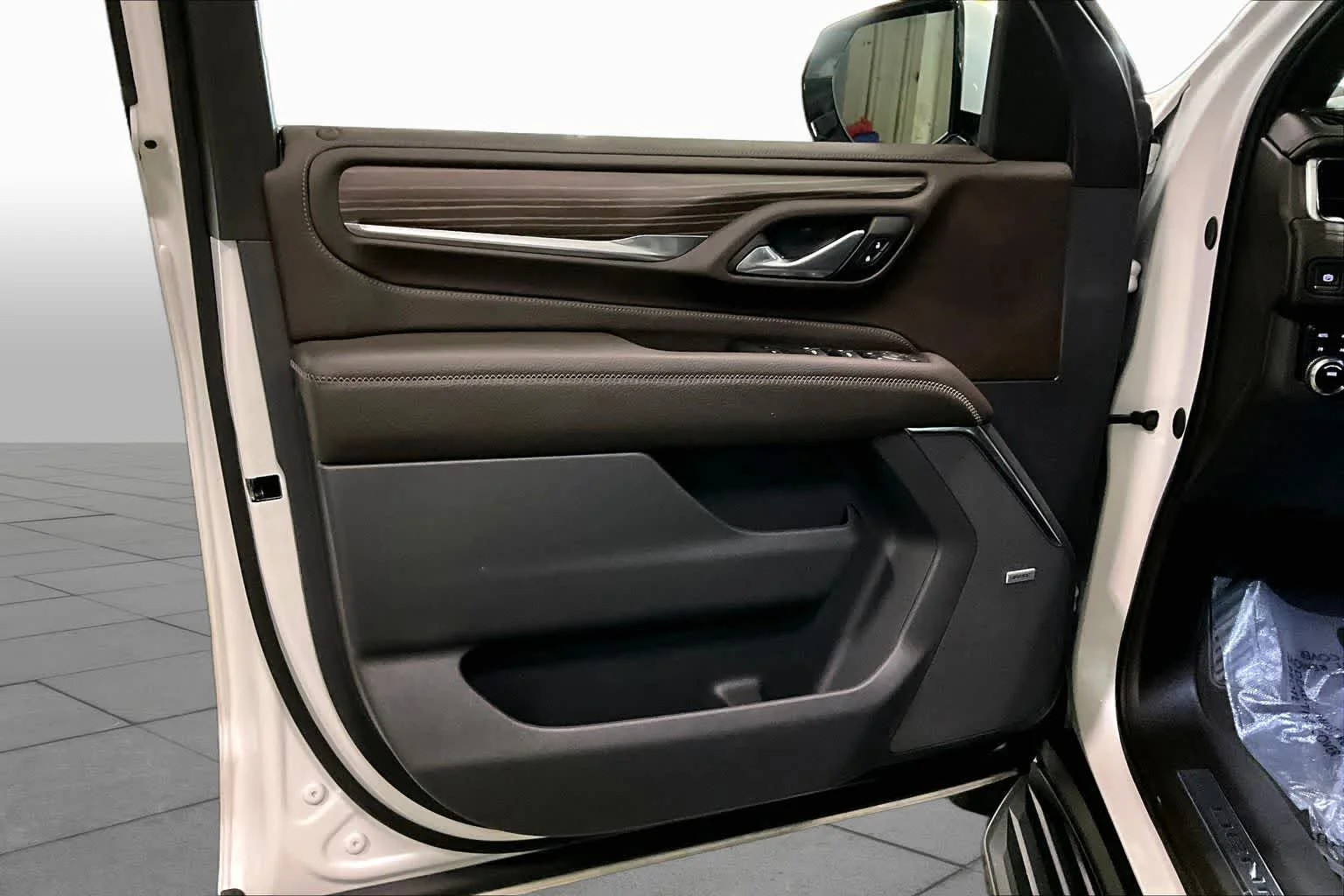 Used 2024 White Frost Tricoat GMC Denali image 22