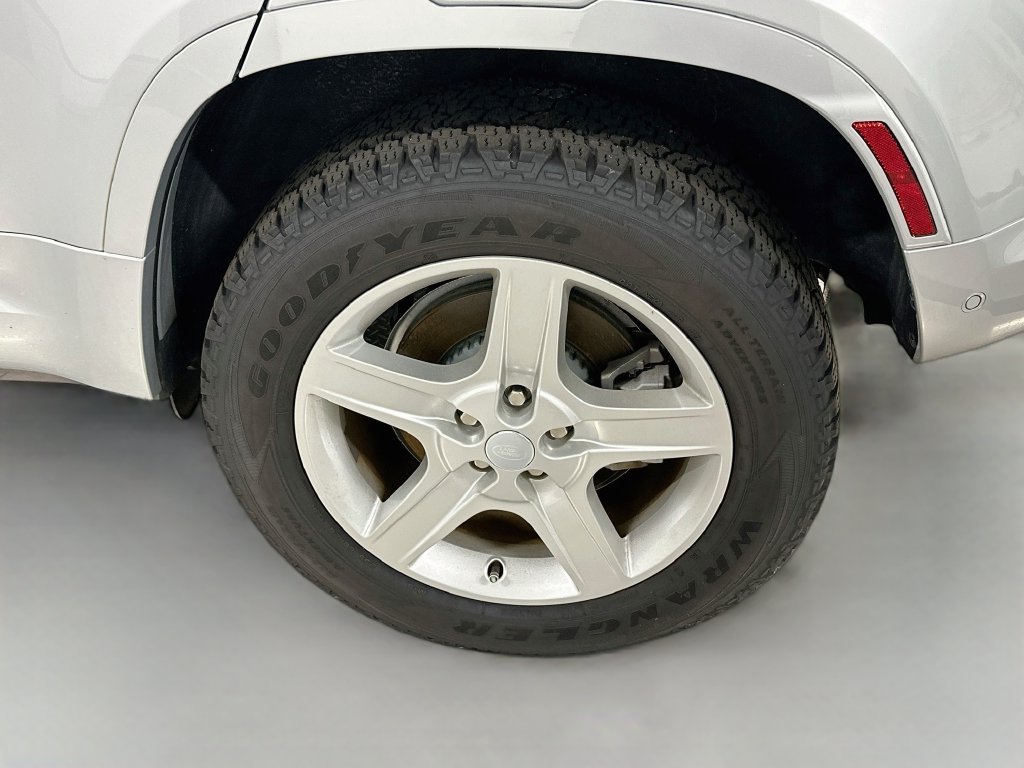Used 2022 Silver Land Rover XS Edition image 34