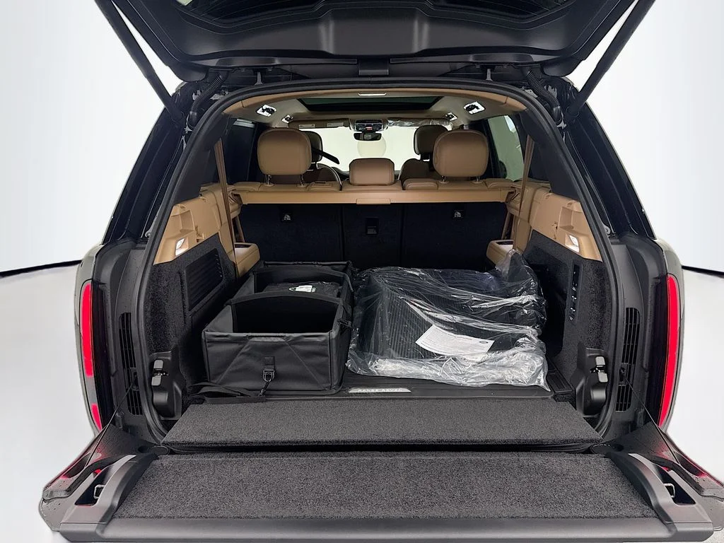 New 2026 Santorini Black Land Rover SE image 27