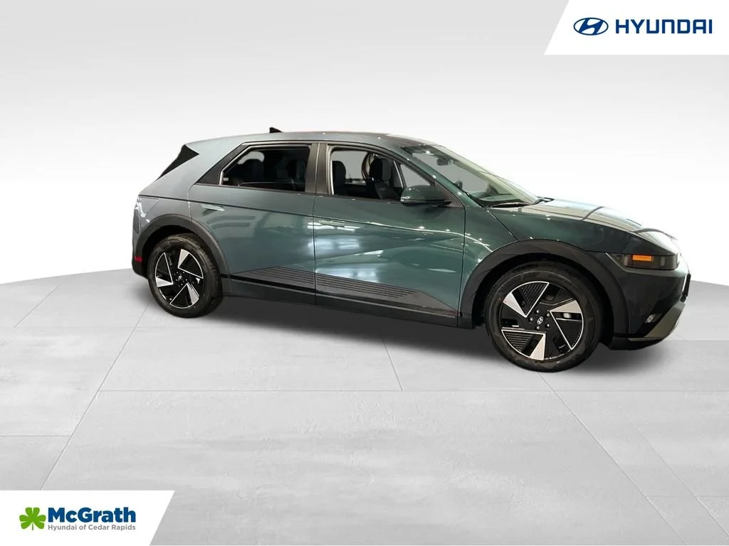 New 2027 Green Hyundai SE image 1