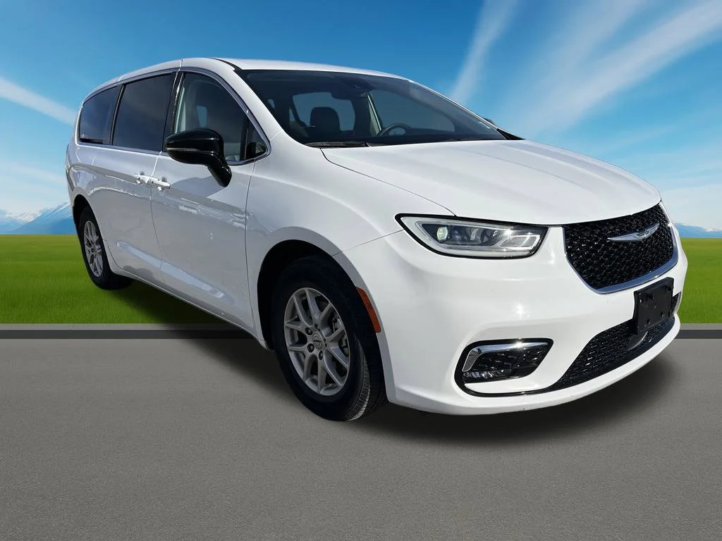 Used 2024 White Chrysler Touring L image 3