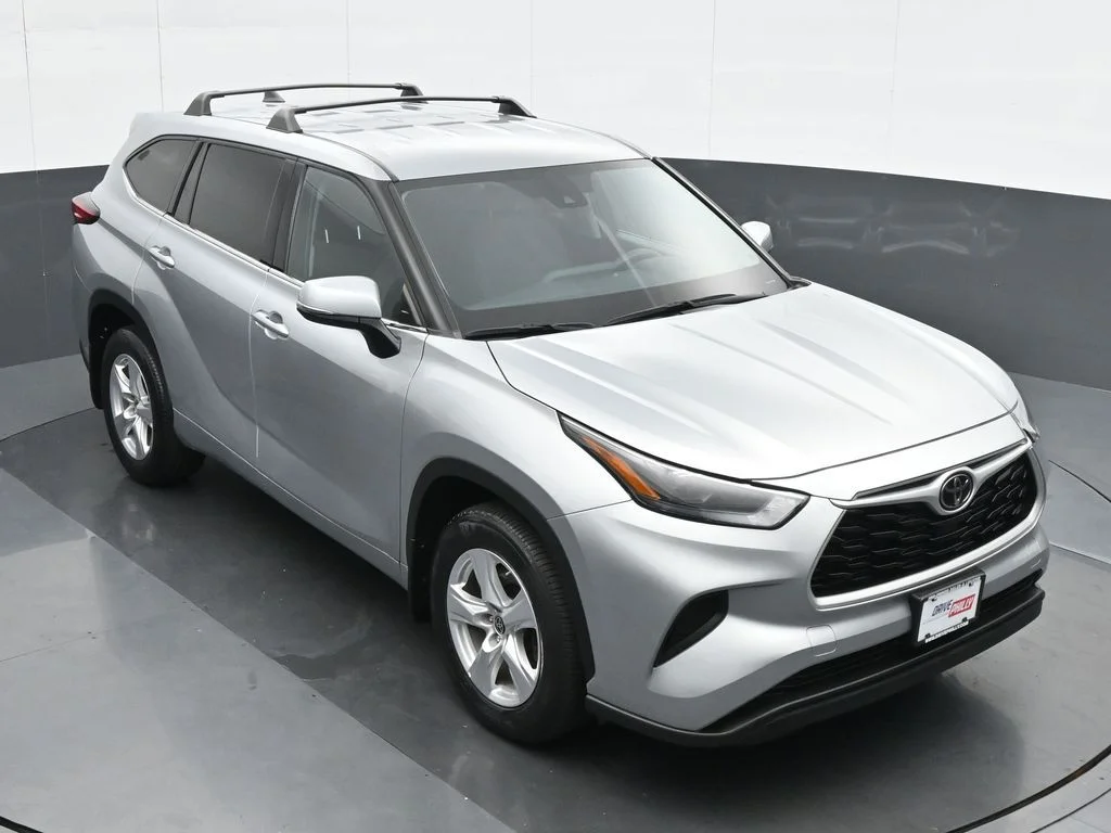 Used 2022 Silver Toyota L image 26