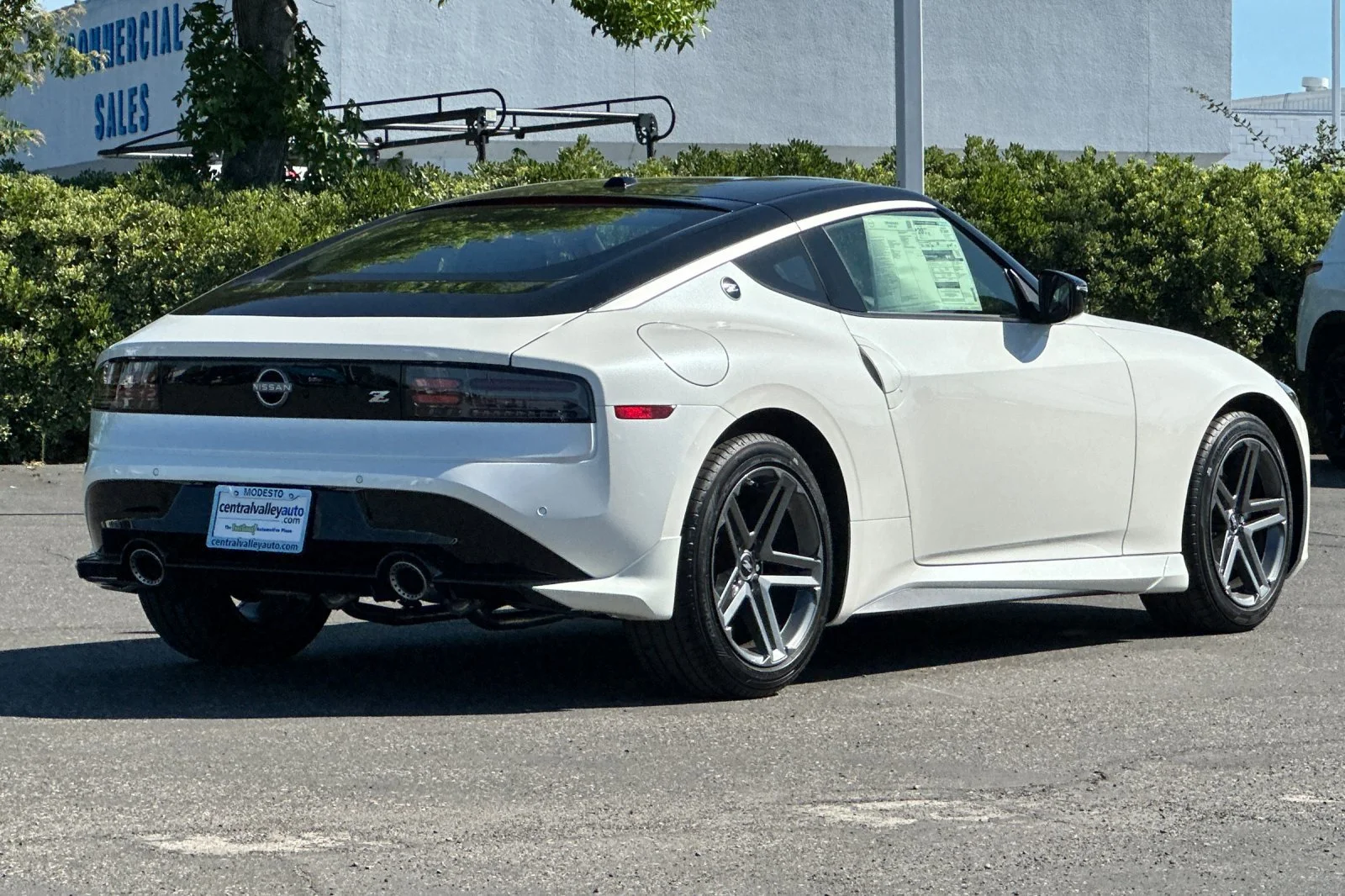 New 2026 Pearl White TriCoat / Super Black Two-tone Nissan Sport image 4