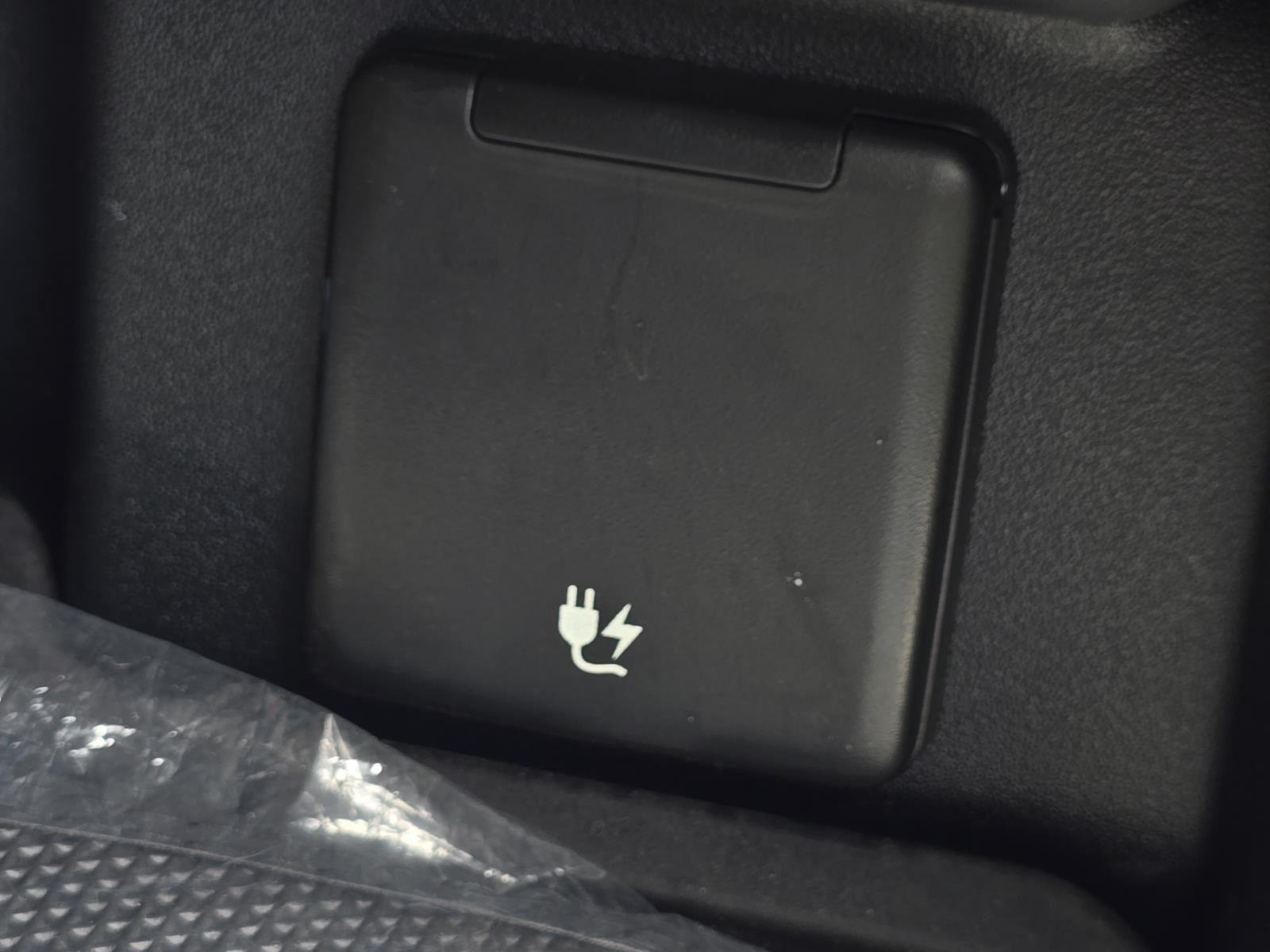 Used 2024 Fuji White Land Rover SE image 31