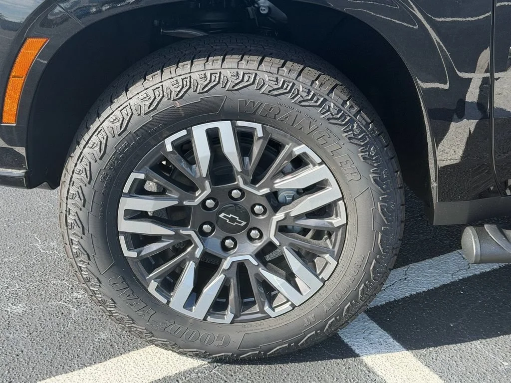 2026 Chevrolet Suburban Z71 - Photo 15