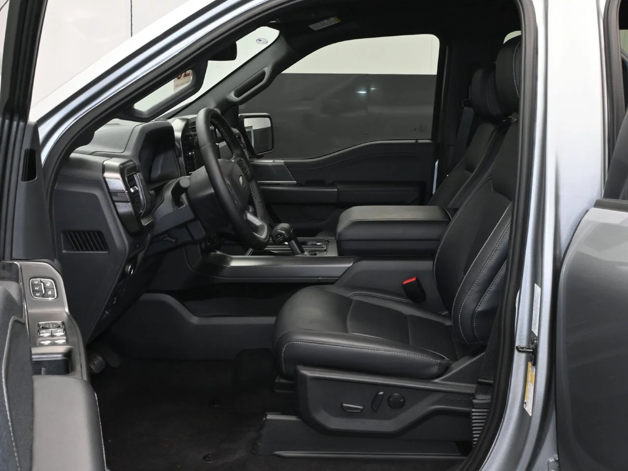Used 2025 Silver Metallic Ford Lariat image 12
