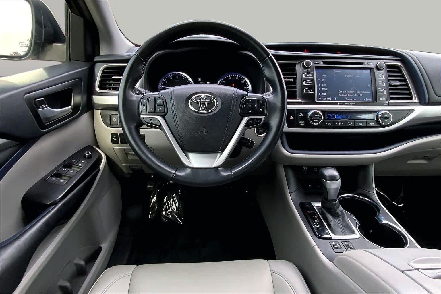 Used 2019 Blizzard Pearl Toyota XLE image 6