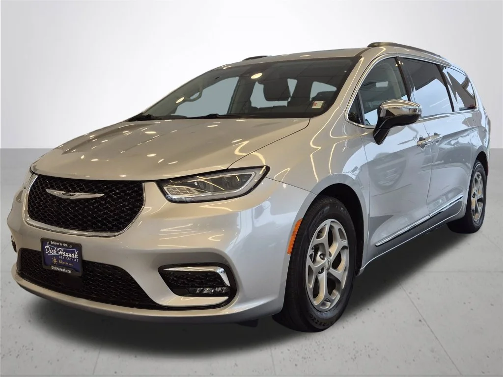 Used 2023 Silver Chrysler Limited image 2