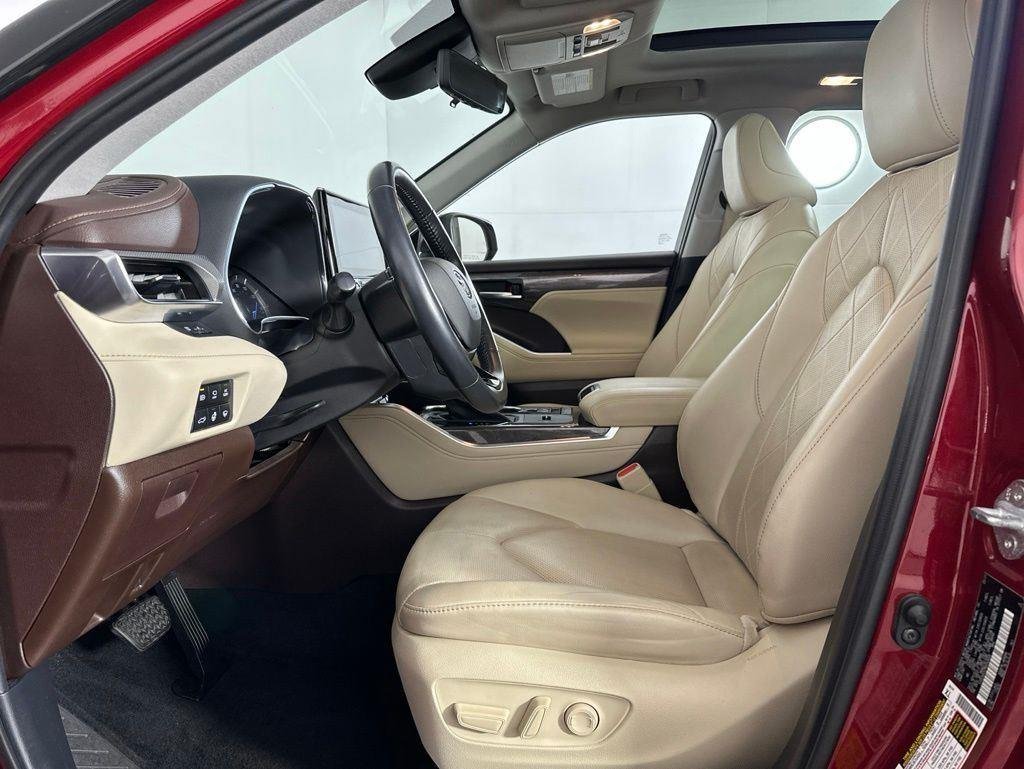 Used 2021 Pearl Toyota Platinum image 13