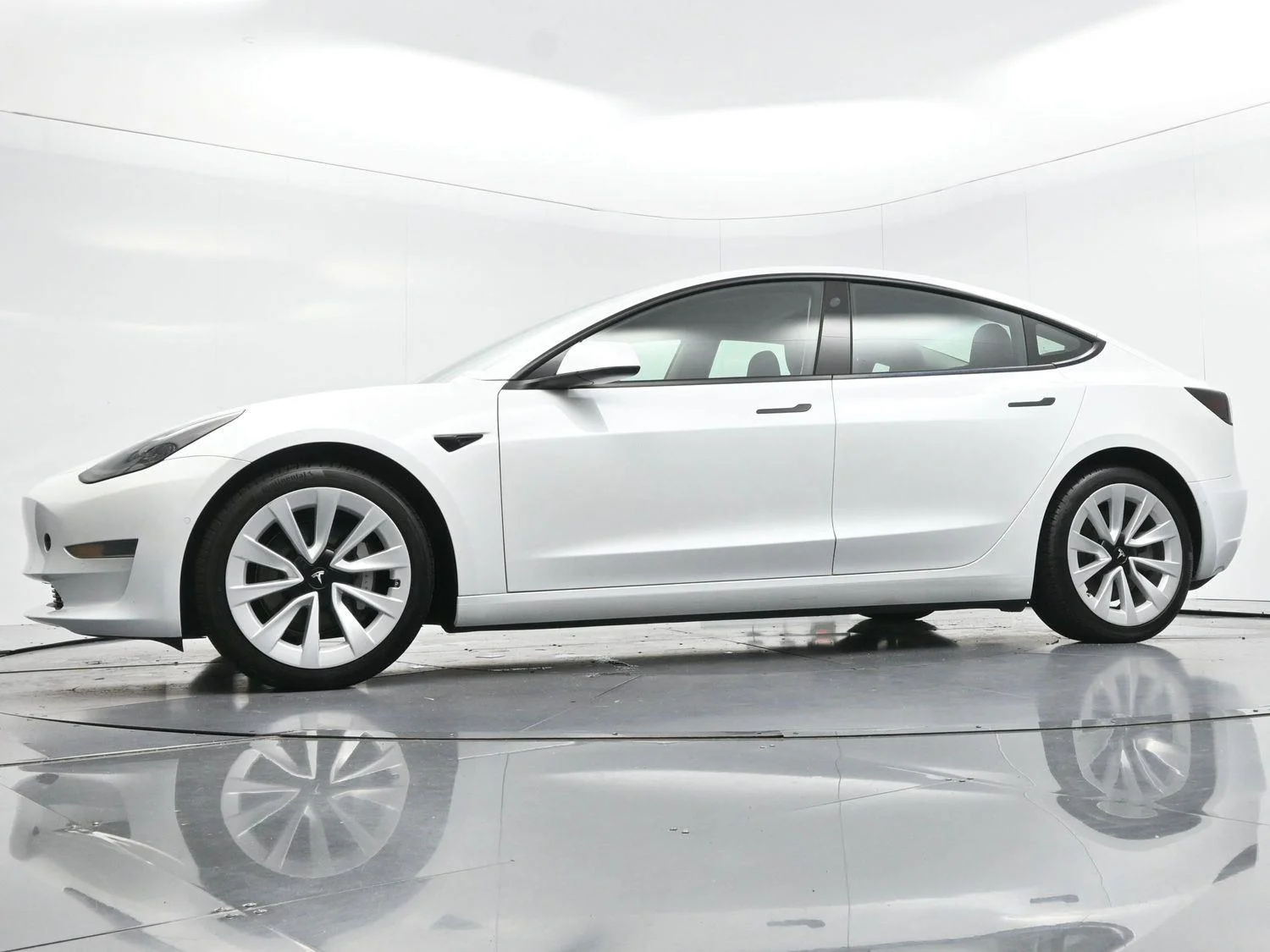 Used 2022 Pearl White Multi-Coat Tesla Base image 37