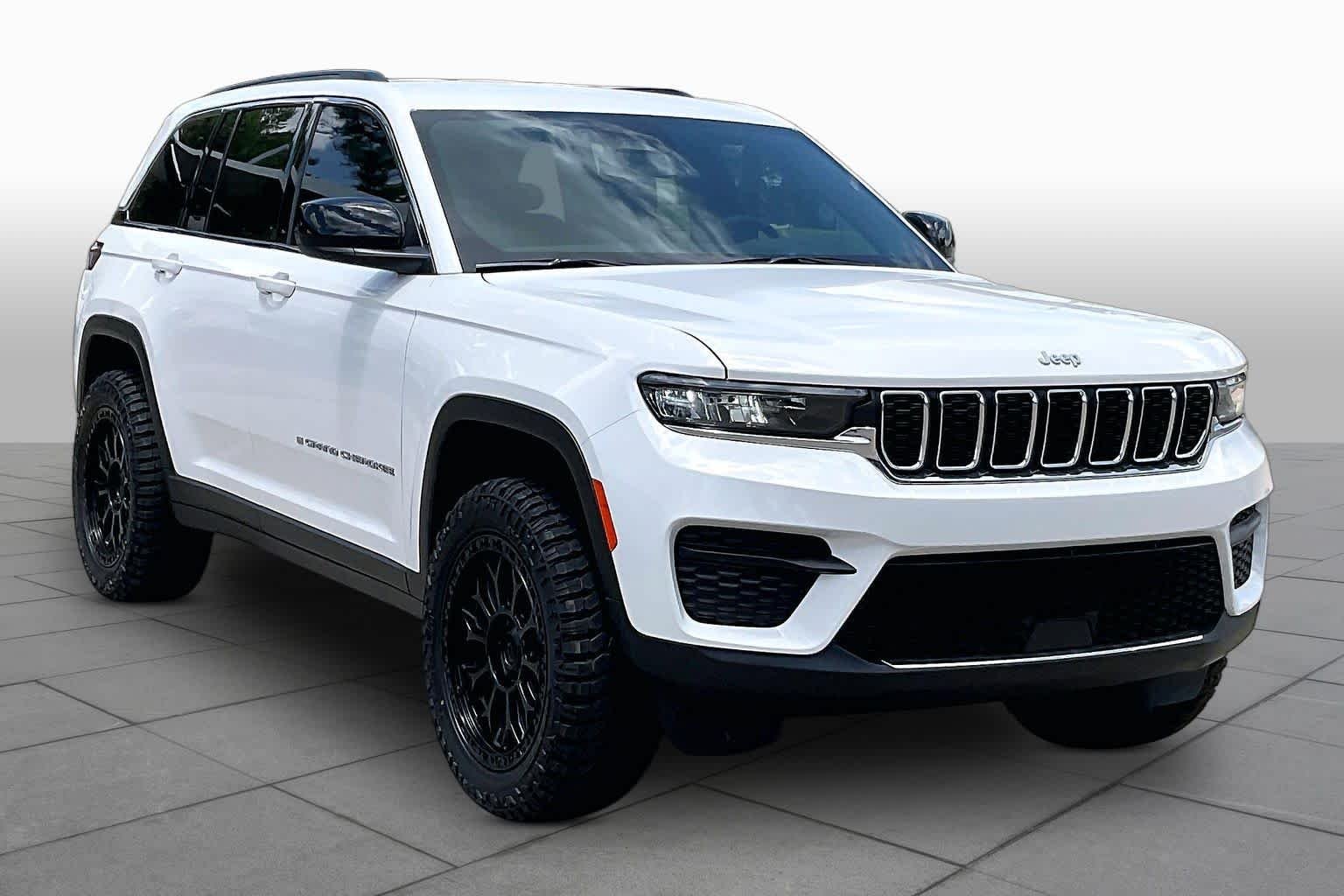 New 2026 Bright White Clear-Coat Exterior Paint Jeep Laredo image 2