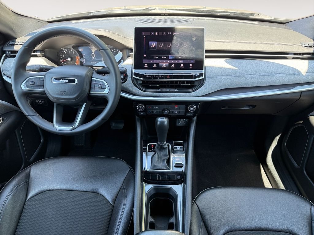 Used 2024  Jeep Latitude image 10