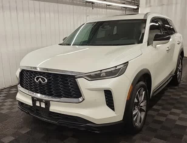 Used 2024 Majestic White INFINITI LUXE image 6