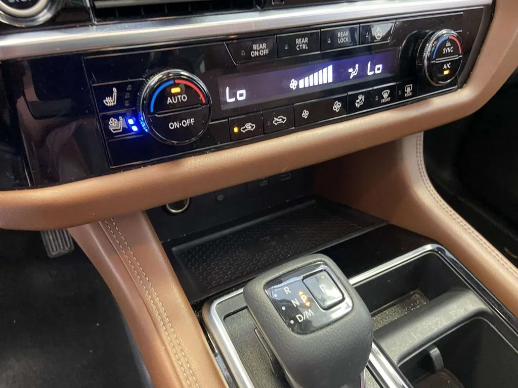 Used 2023 White Nissan Platinum image 25