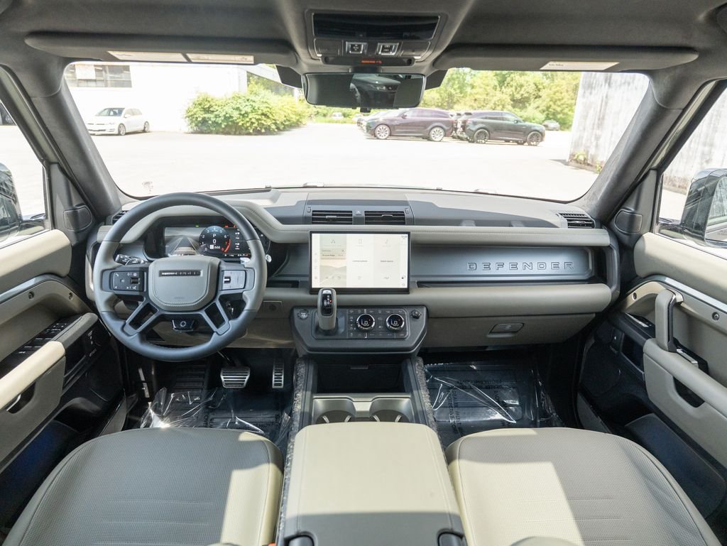 Used 2025 Green Land Rover OCTA image 17