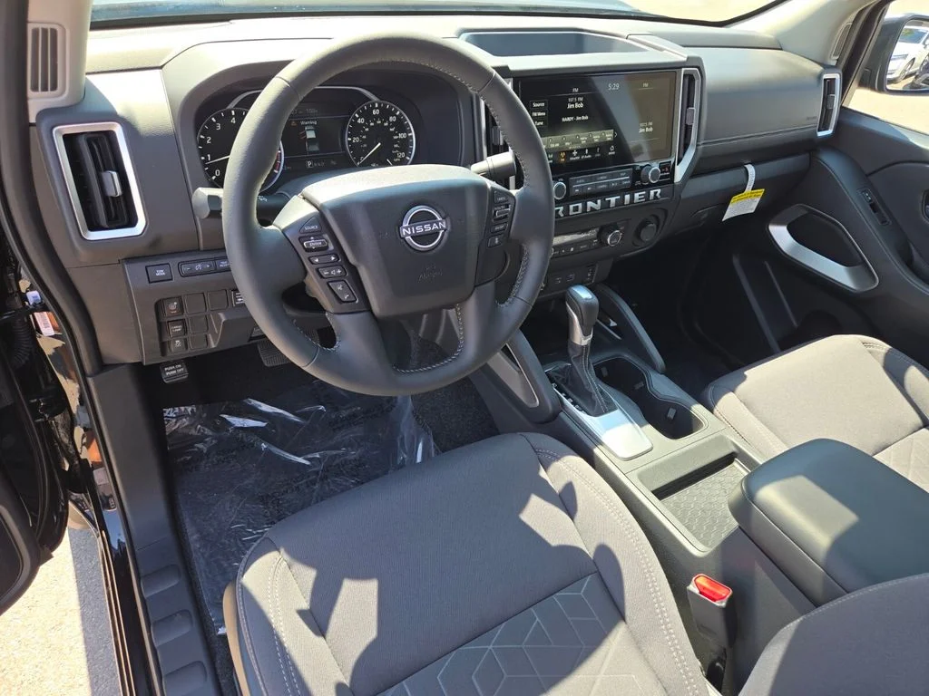 2025 Nissan Frontier SV - Photo 8