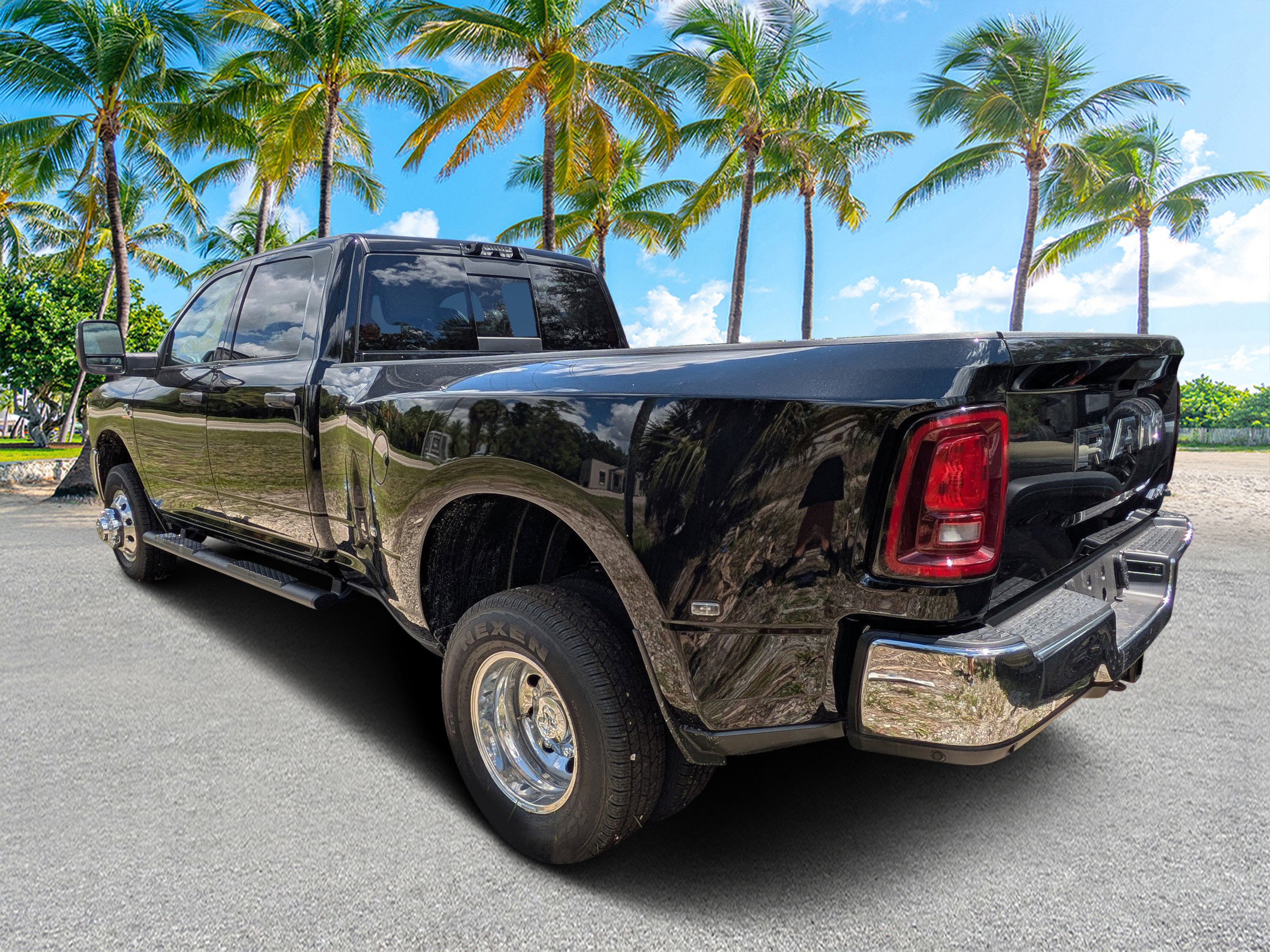 New 2026 Diamond Black Crystal Pearl-Coat Exterior Paint RAM Tradesman image 4