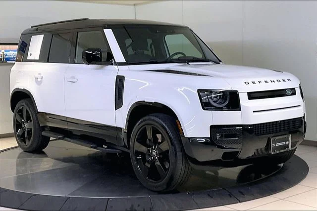 Used 2024 White Land Rover X-Dynamic SE image 15
