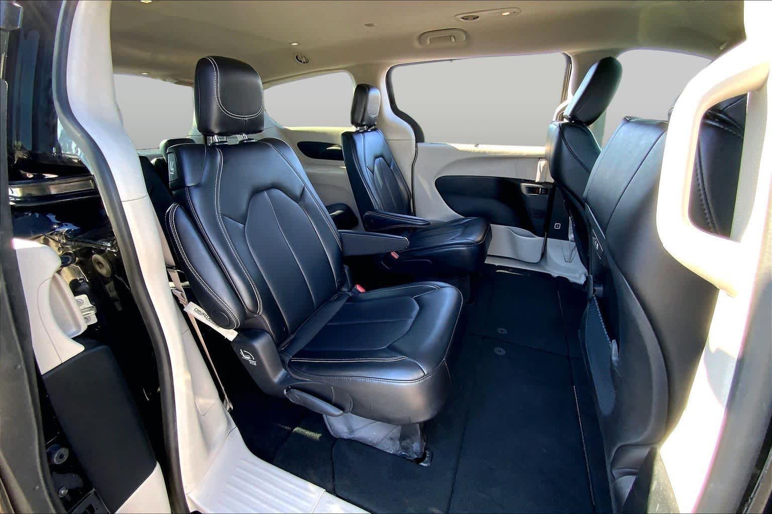 Used 2024 Diamond Black Crystal Pearlcoat Chrysler Touring L image 20