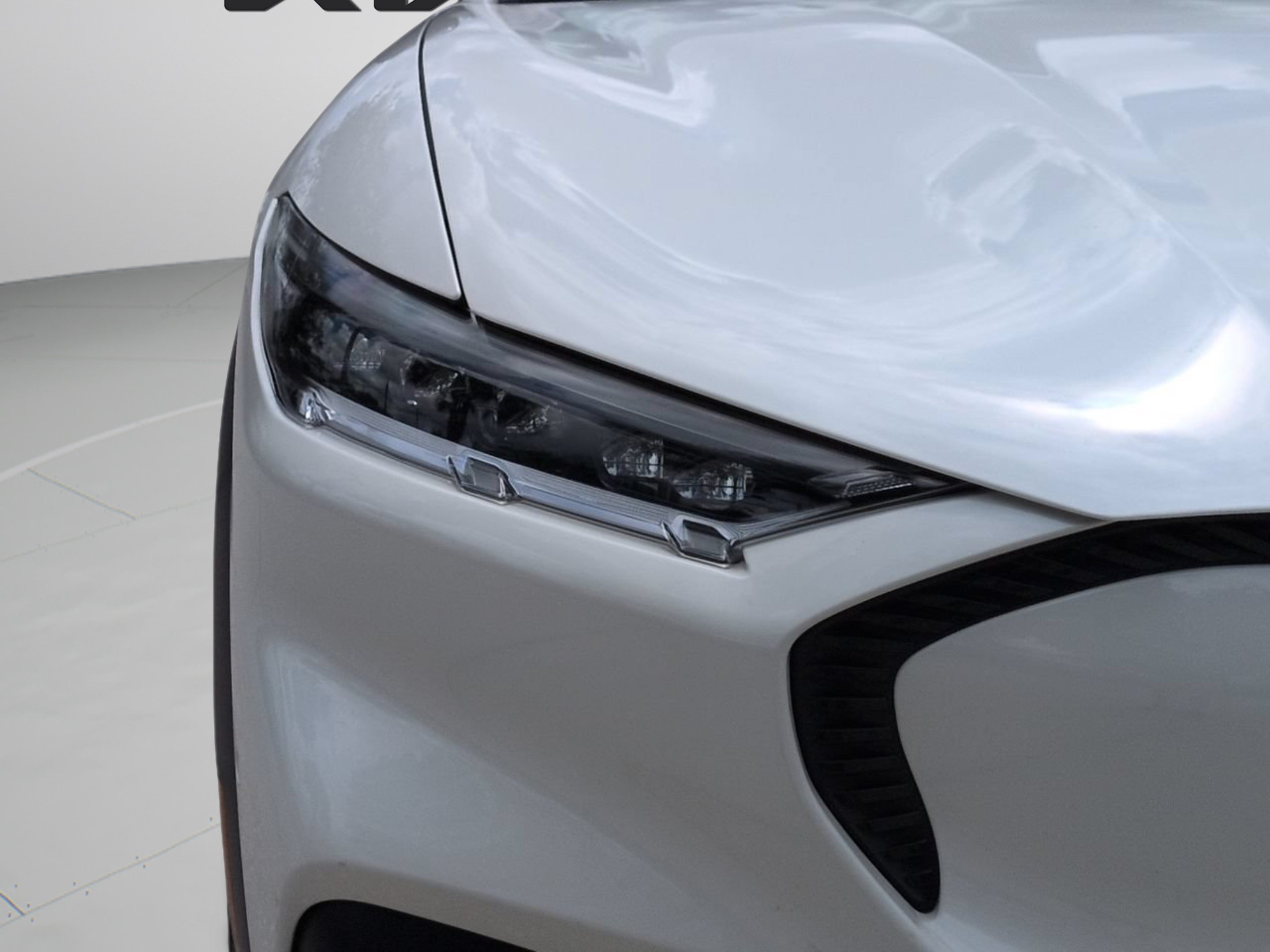 Used 2023 White Metallic Ford Select image 12