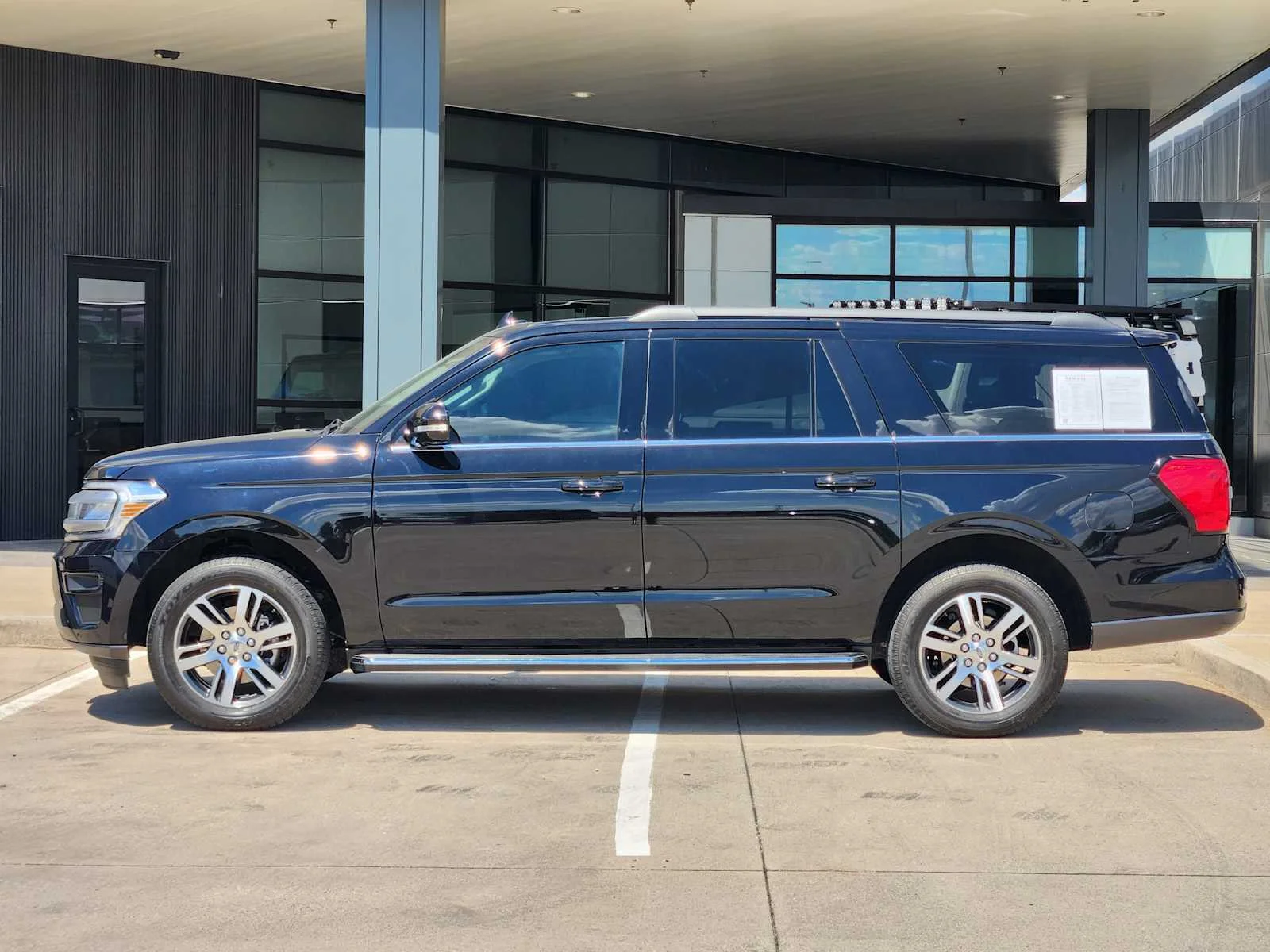 Used 2023 Agate Black Metallic Ford XLT image 3