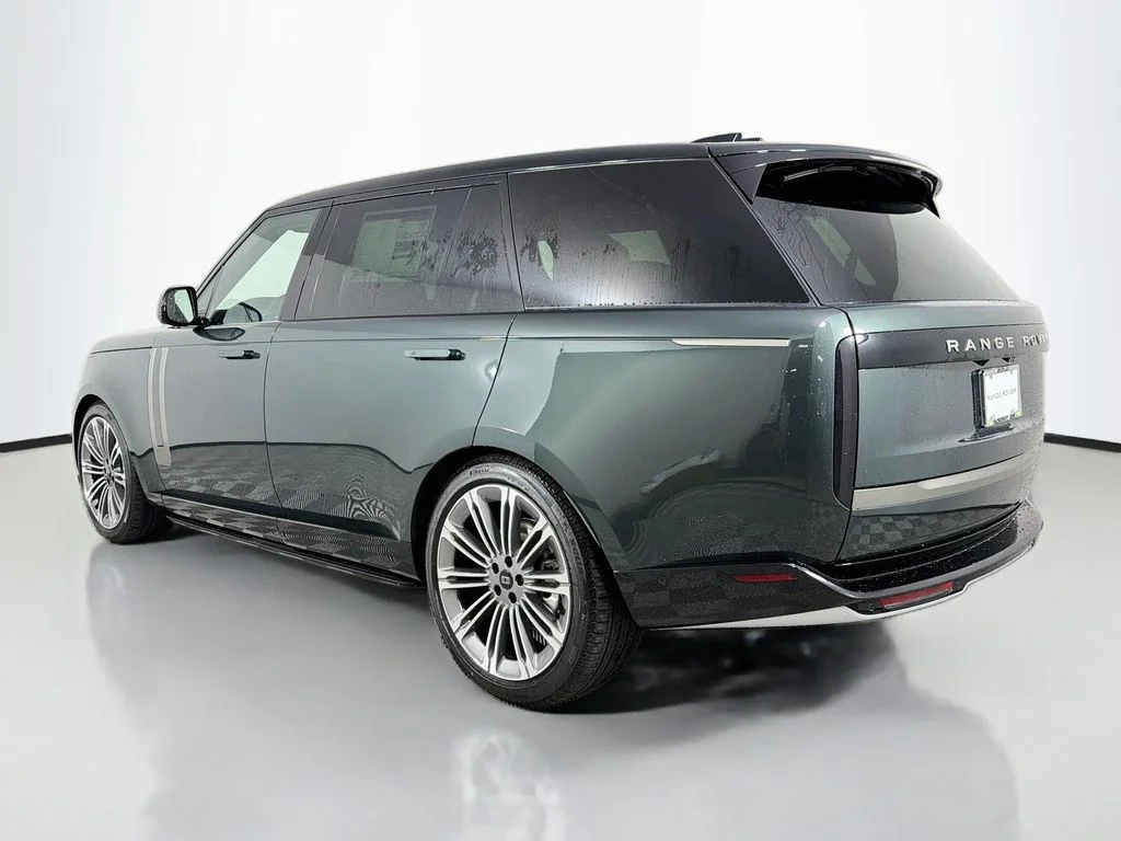 New 2027 Belgravia Green Land Rover SE image 7