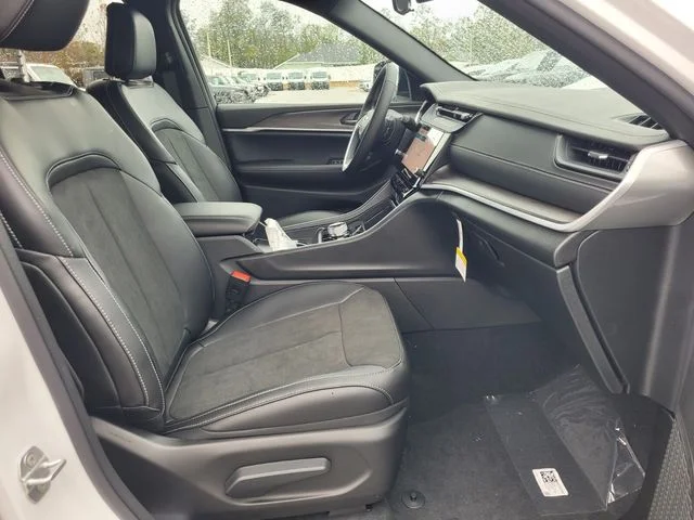 New 2026 Bright White Clear-Coat Exterior Paint Jeep Altitude image 14