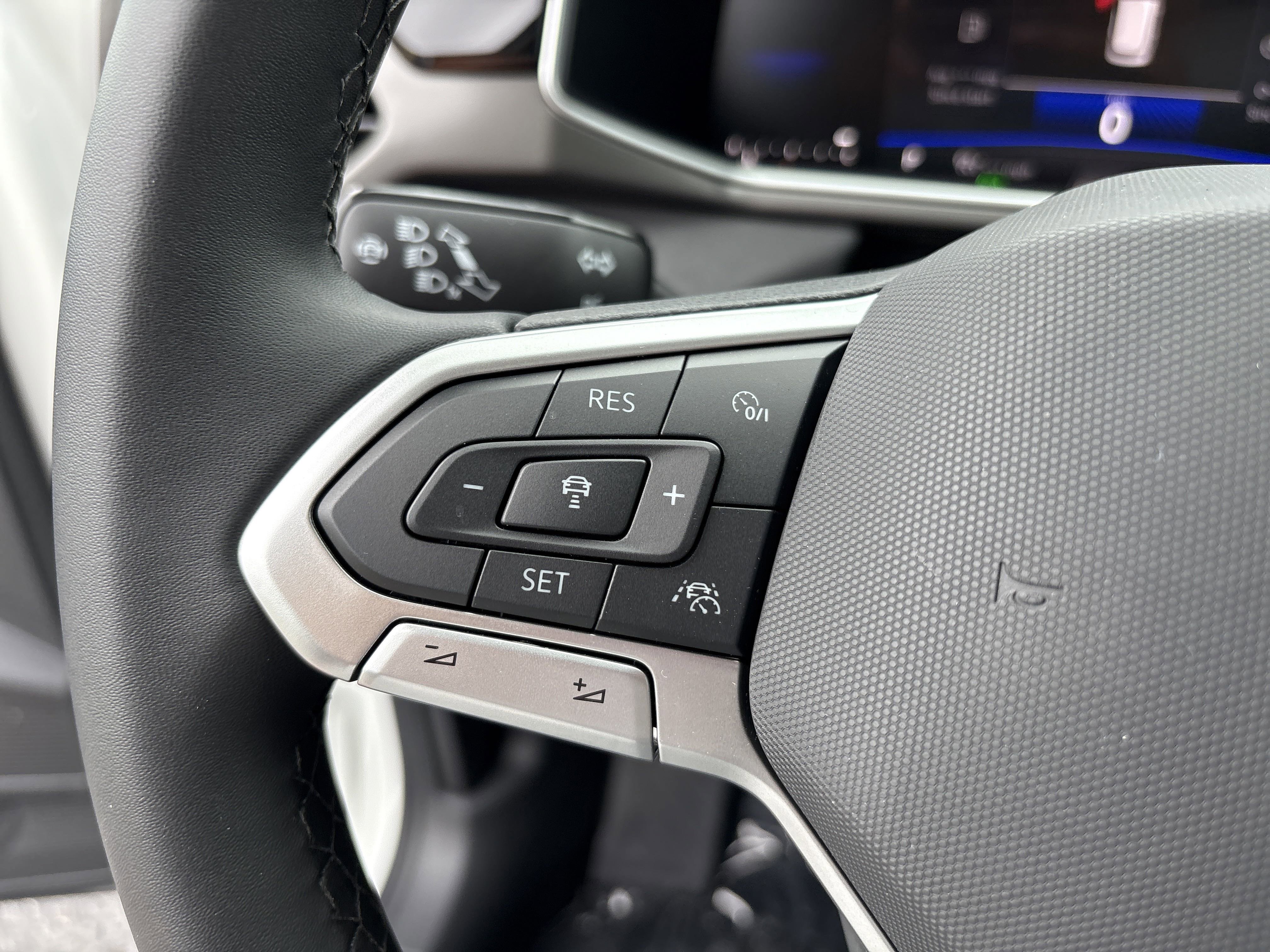 2025 Volkswagen Taos SE photo 3