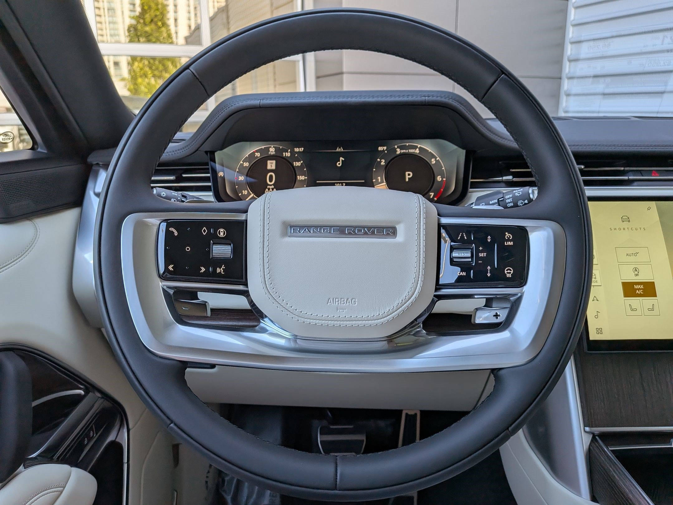 New 2026 Santorini Black Land Rover P400 SE 7 Seat image 15