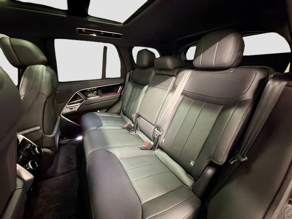 Used 2025  Land Rover SE image 25