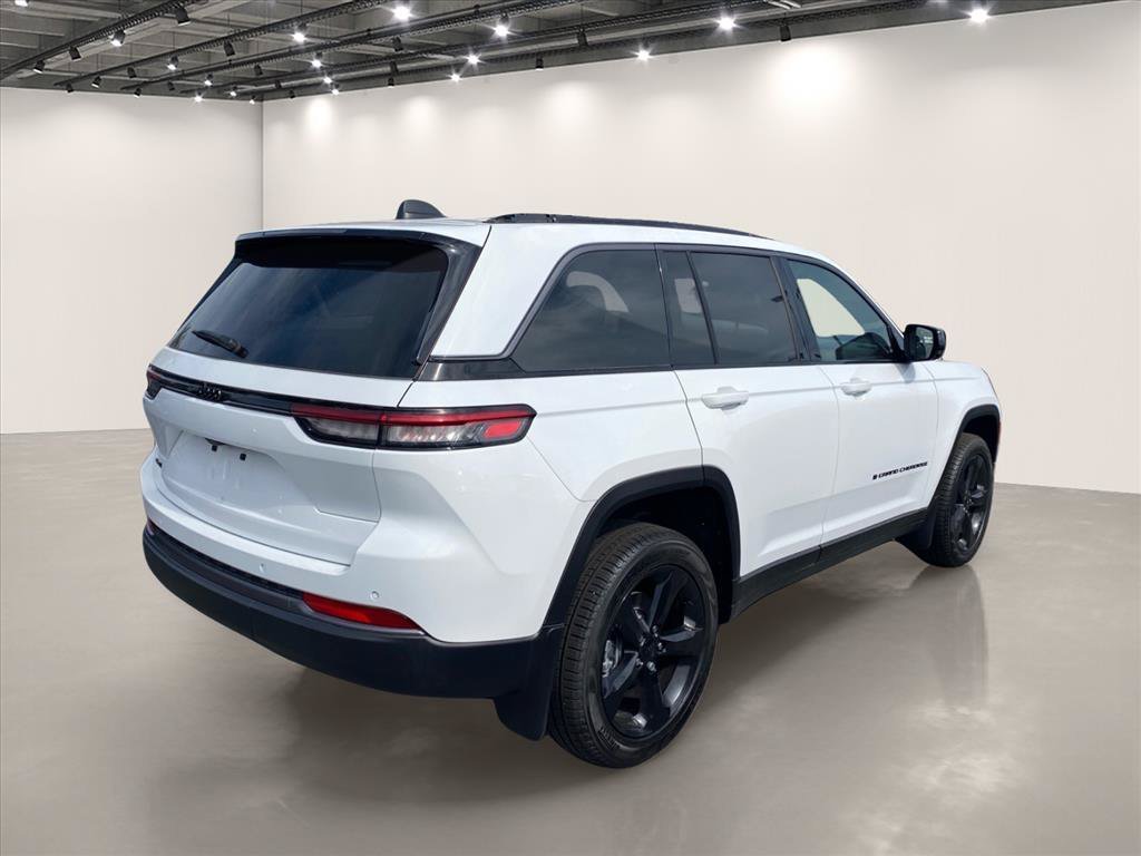 New 2026 Bright White Clear-Coat Exterior Paint Jeep Limited image 4