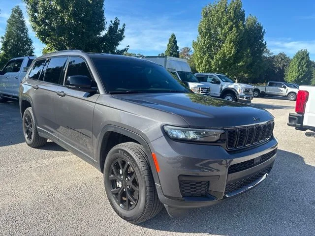Used 2024 Gray Jeep Altitude image 3