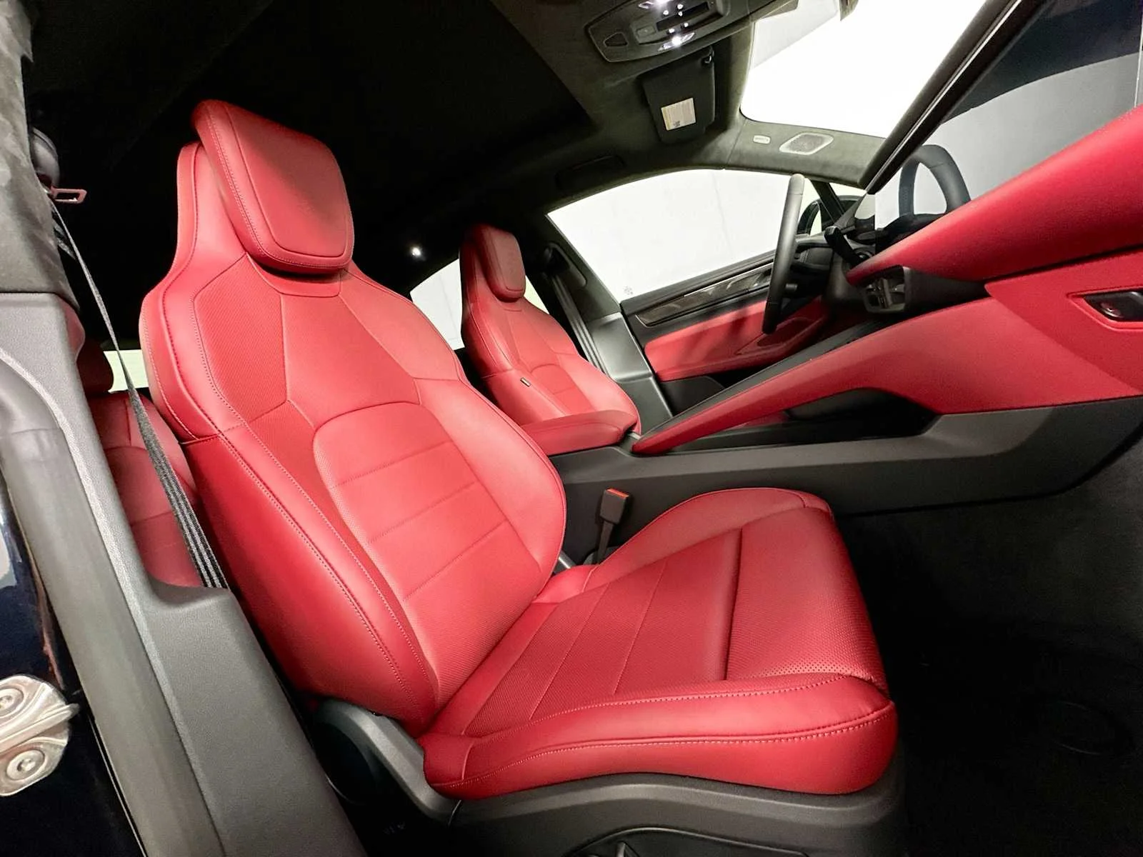 2025 Porsche Macan Turbo Electric - Photo 29