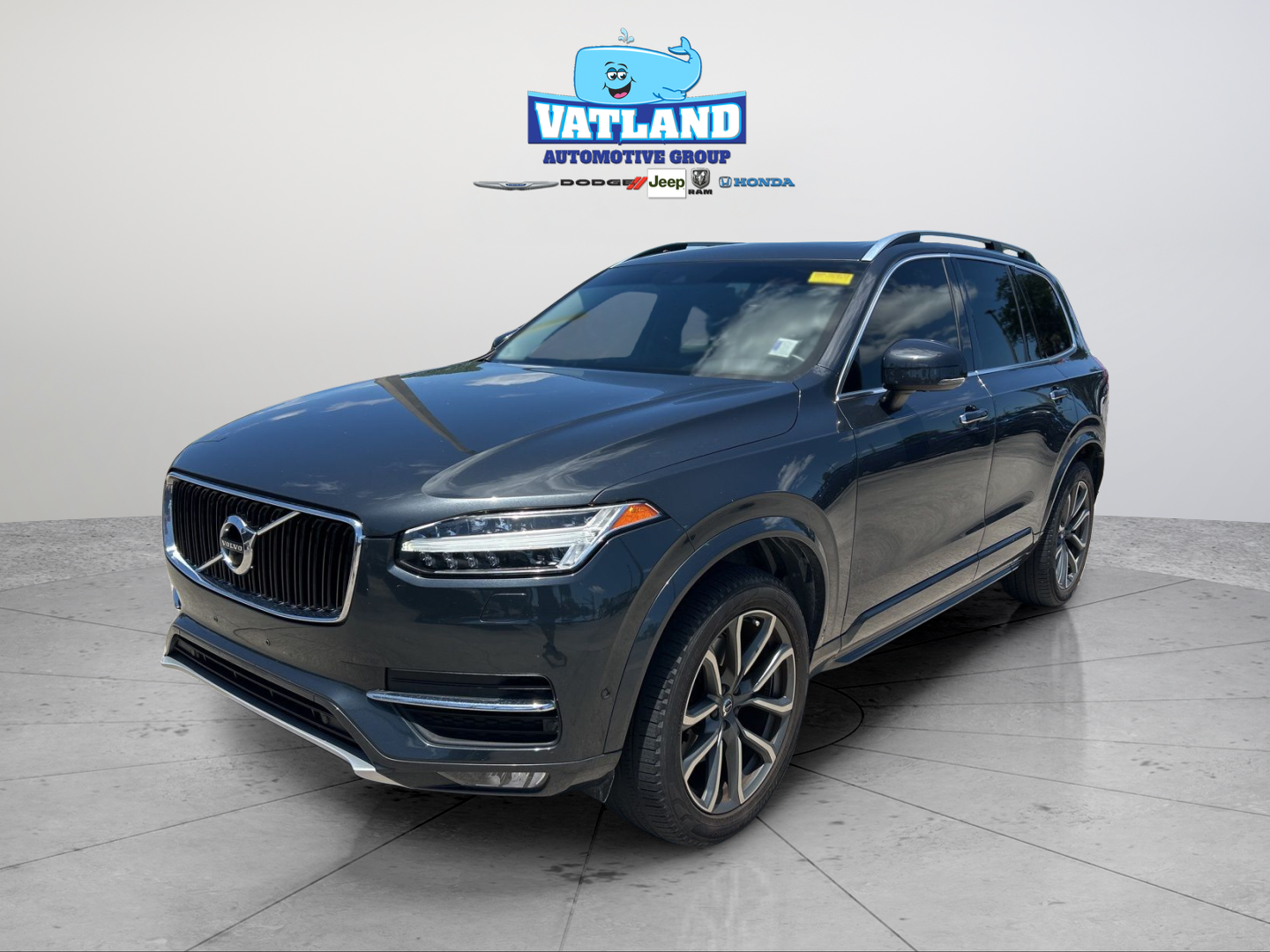 2017 Volvo XC90 T6 AWD Momentum's photo